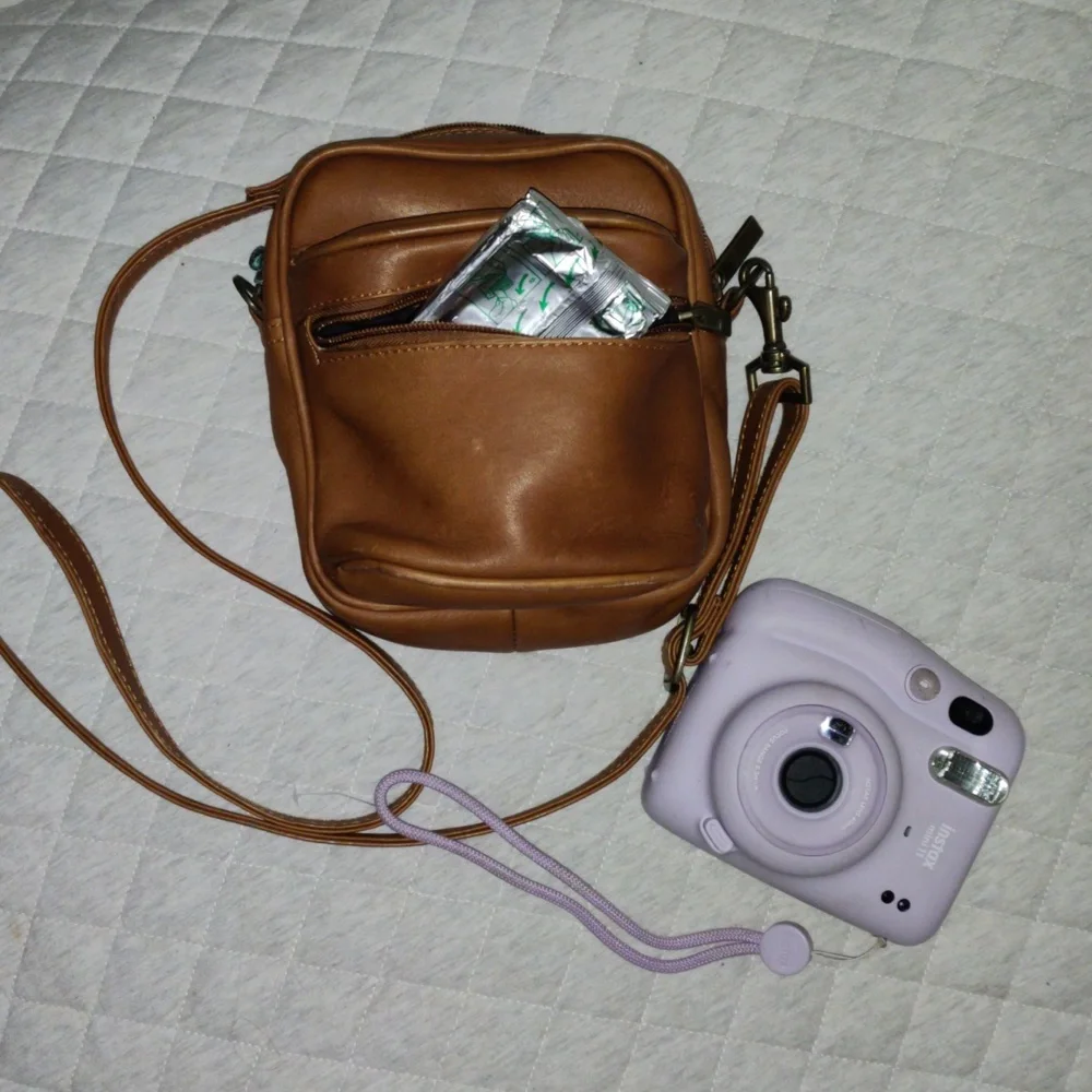Instax, new with leather bag & fim in w extra film - Picture 2 of 8
